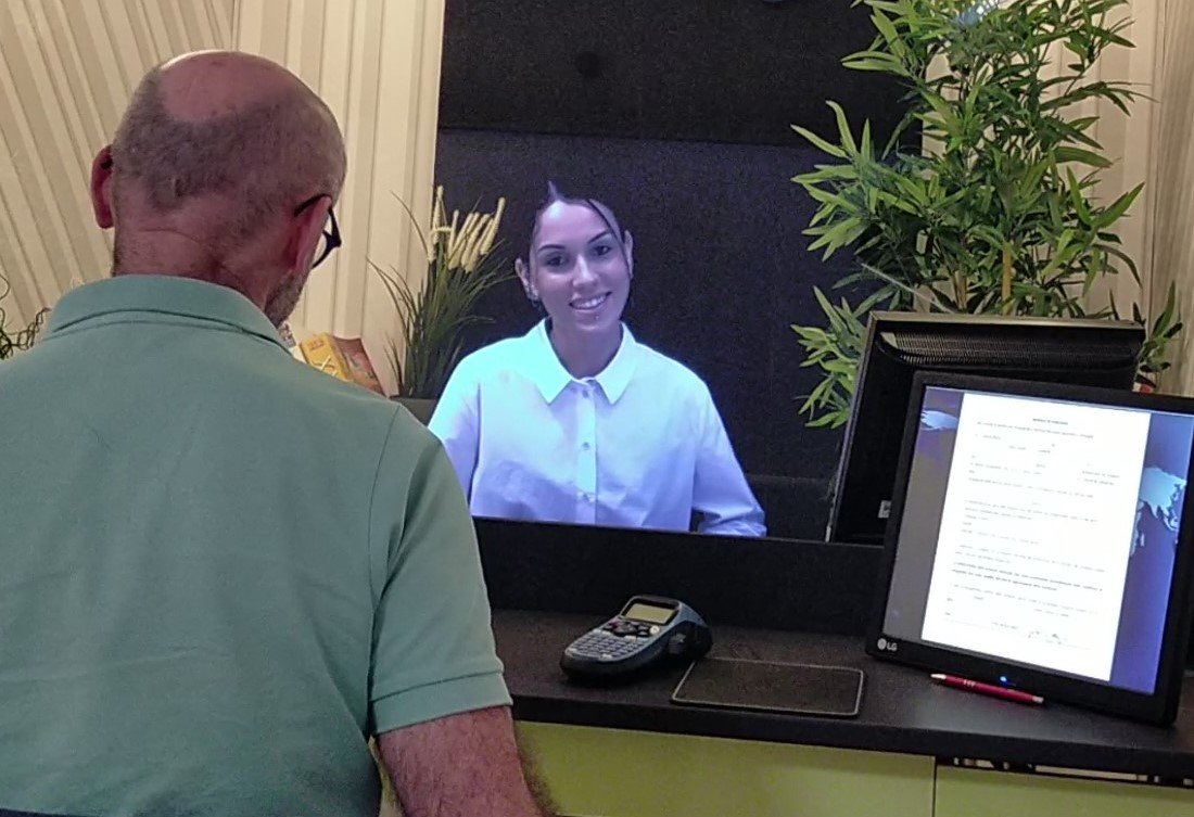Qroom: stazione di servizio olografico in tempo reale