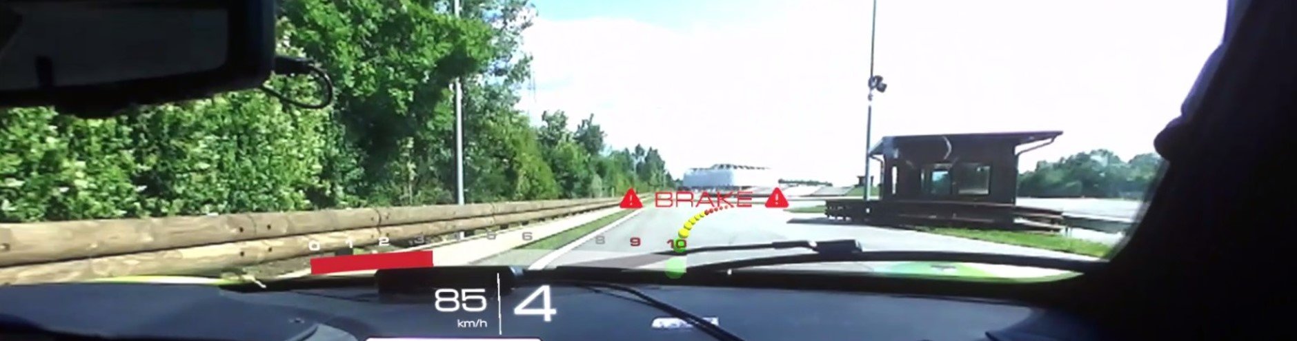 Esperienza di guida in circuito con occhiali realtà aumentata
