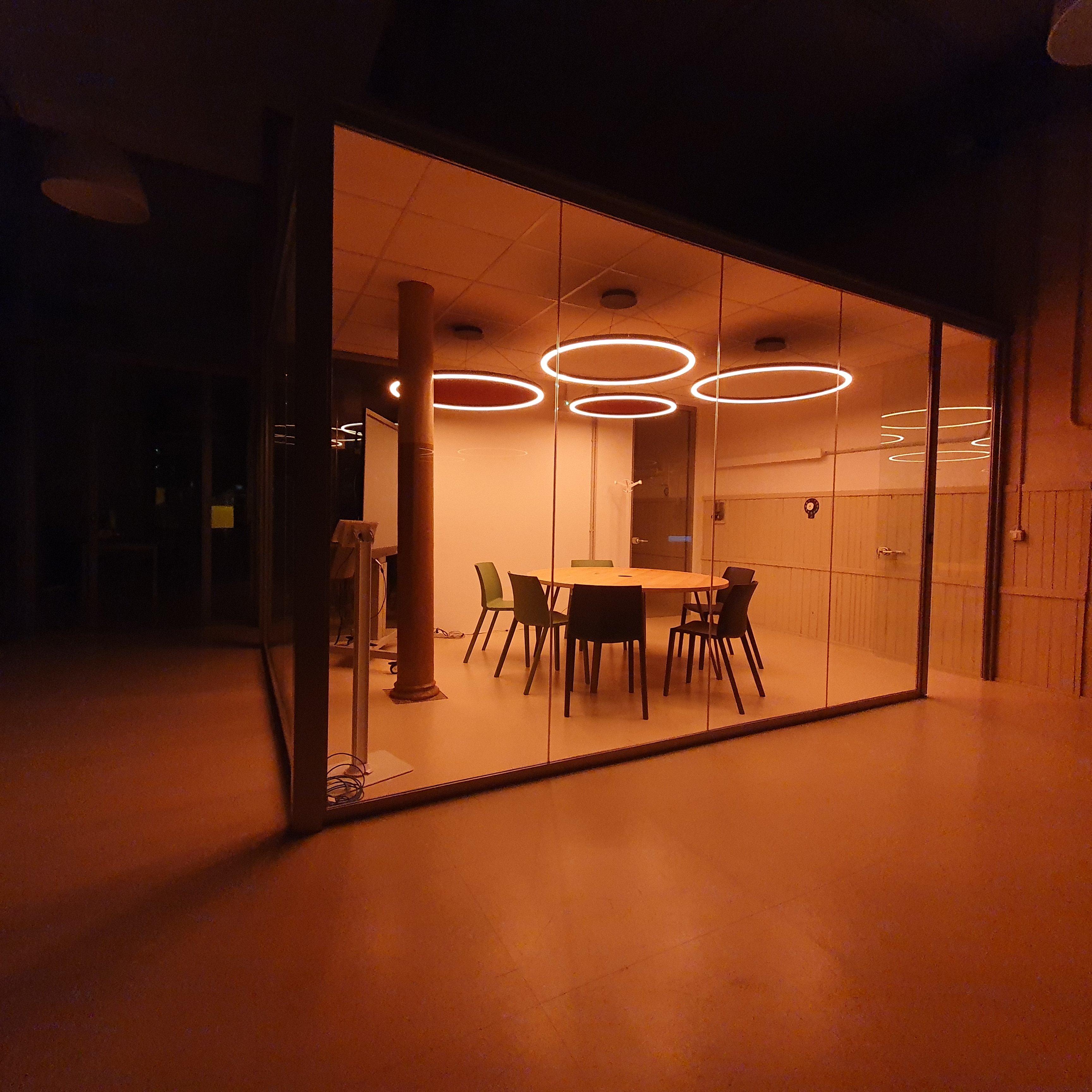 Lampada umano-centrica con design fonoassorbente