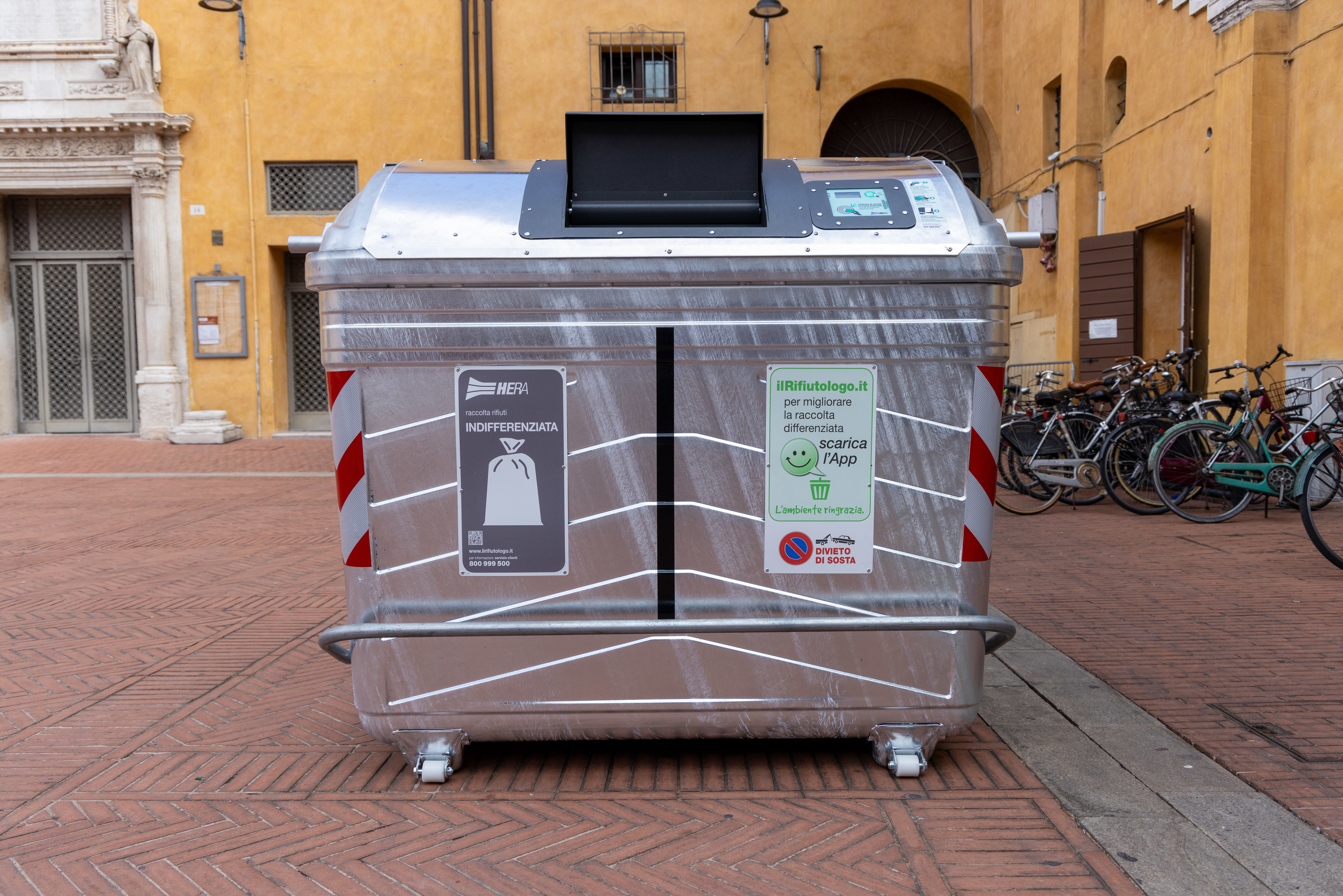 Smarty è un cassonetto innovativo e intelligente, con sistema di riconoscimento utente e misurazione dei rifiuti studiato per migliorare la qualità della raccolta differenziata